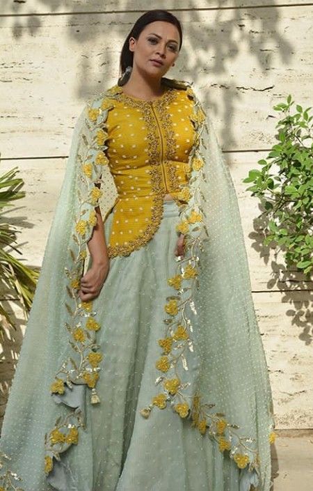 Festival Dresses Indian, Duppattas Designs Ideas For Lehenga, Long Blouse Designs For Lehenga, Green Chaniya Choli, Lehenga Traditional, Long Blouse Designs, Traditional Festival, Long Dress Design, Blouse Designs Silk