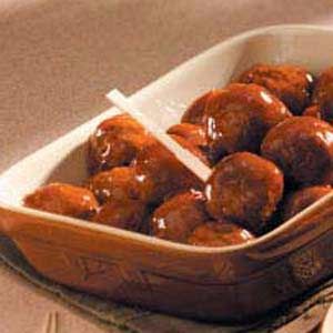 easy meatballs Plum Sauce Recipe, Venison Meatballs, Meat Casseroles, Easy Meatballs, Garlic Meatballs, Savory Meatballs, Sweet And Sour Meatballs, Appetizer Meatballs, Plum Sauce