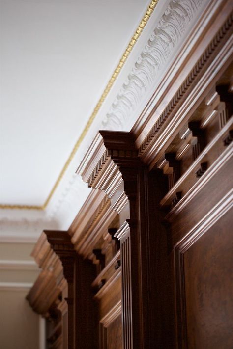 Colonial Office Interior, Wall Trim Detail, French Modern Home Interiors, Oak Wainscoting, Wood Panel Lighting, Fabric Panelling, Mahogany Paneling, Whiskey Room, Wooden Panelling