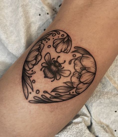 Traditional Bee And Flower Tattoo, Bee Heart Tattoo, Girly American Traditional Tattoo Ideas Black And White, Bee Tattoo Traditional, Kenna Aesthetic, American Traditional Bee Tattoo, Flower Tattoos Black And White, Traditional Tattoo Baby, Traditional Bee Tattoo