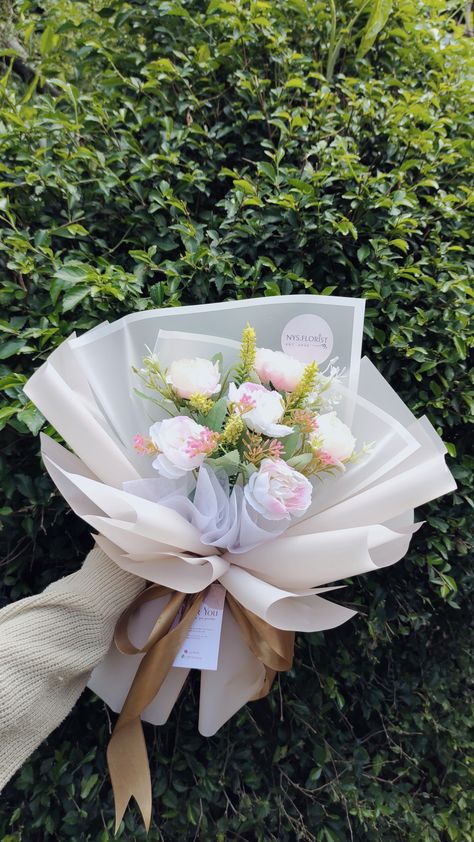 Diy Artificial Bouquet Wedding, Buket Wisuda Aesthetic, Artificial Flowers Bouquet, Engagement Flowers Bouquet, Buket Aesthetic, Bouquet Wisuda, Buket Graduation, Engagement Bouquet, Artificial Flower Bouquets