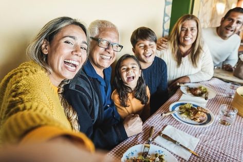 Family Eating Together Photography, Happy Family Photography, Family Eating Together, Latin Family, Happy Family Photos, Do Selfie, Lunch Photos, Eating Together, Lunch Cafe