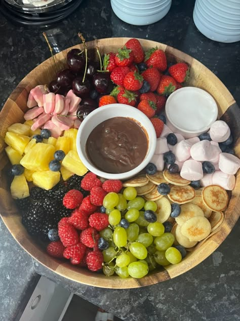 Sweets And Fruit Platter, Chocolate Fondue Fruit Platter, Chocolate Fondue Platter, Fruit Platter With Chocolate Dip, Fruit Chocolate Platter, Chocolate Dipped Fruit Platter, Chocolate Fruit Board, Fruit And Chocolate Board, Fruit Dessert Aesthetic