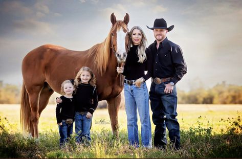 Cowboy Family Pictures, Western Family Photos, Farm Family Pictures, Family Session Poses, Sibling Photo Shoots, Horse Photography Poses, Foto Cowgirl, Pictures With Horses, Cody Johnson