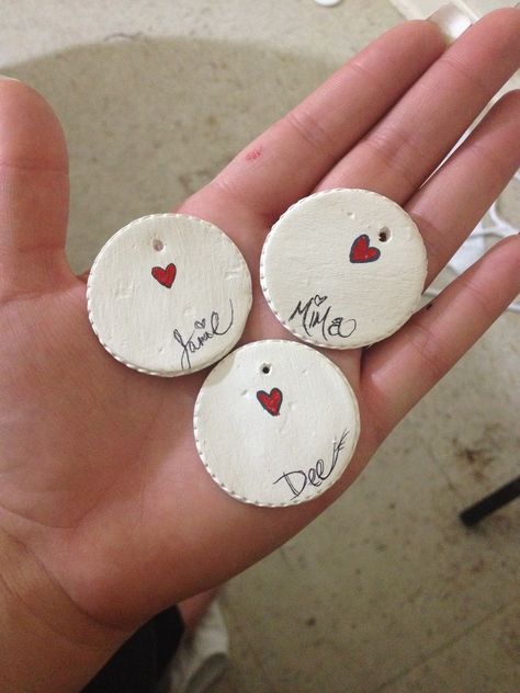 Homemade name tags for gifts for any occasion. I made them with air dry clay an painted the heart with acrylic paint. I wrote the names with a micron pen Clay Name Tags, Diy Name Tags, Clay Tags, Tags For Gifts, Clay Gift Tags, Ceramic Pinch Pots, Textured Clay, Christmas Name Tags, Butterfly Stencil