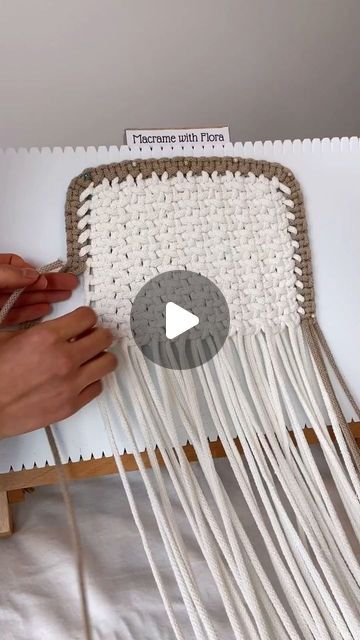 Macrame Bag Tutorial, Macrame Projects Ideas, Macrame Furniture, Art Macramé, Macrame Bags, Free Macrame Patterns, Crochet Stitches Free, Macrame Wall Hanging Patterns, Diy Boho