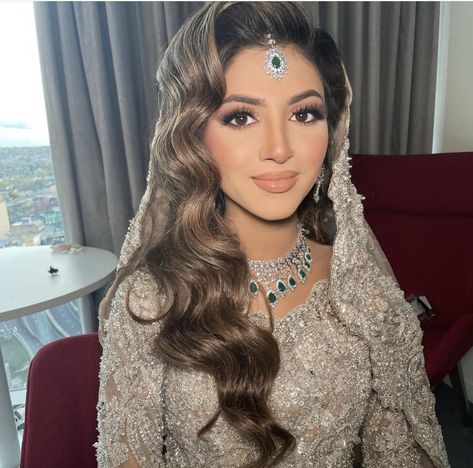 Bridal Hair With Dupatta, Desi Bride Hair Down, Pakistani Bridal Updo, Baraat Hairstyles Pakistani, Pakistani Bridal Hairstyles With Dupatta, Walima Hairstyles Brides, Desi Bride Hair, Indian Bridal Hairstyles With Dupatta, Bridal Hair Asian