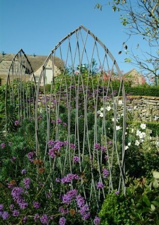 Willow Trellises.  These are absolutely gorgeous!  Fun, unique way to enhance your garden! Willow Trellis, Willow Garden, Garden Arches, Trellis Plants, Garden Features, Garden Trellis, Garden Structures, Garden Gates, Garden Crafts