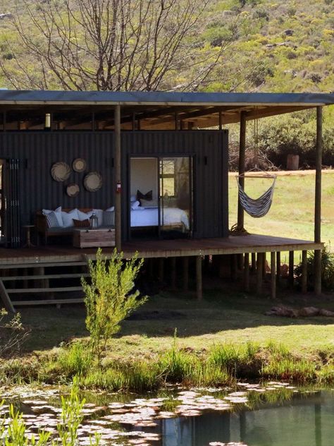 Off-grid, contemporary eco-cabins. Eco Cabin Off Grid, Off Grid Home Design, Luxury Off Grid Home, Eco Cabin Design, Mobile Home Garden, Eco Retreat, Tiny House Rentals, Off Grid Tiny House, Mobile Home Makeovers