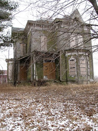 Abandoned house in Ohio - maybe this one can still be saved? Abandoned Property, Creepy Houses, Old Abandoned Houses, Attic Remodel, Abandoned House, Abandoned Mansions, Old Farm Houses, Haunted Places, Old Barns