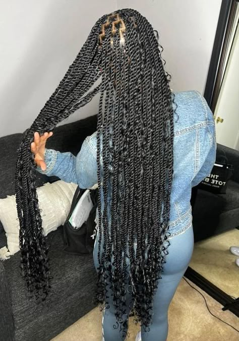 Twist With Curly Pieces, Birthday House Party Outfit Women, Small Senegalese Twist With Curls, Braided Hairstyles That Last Long, Small Island Twist Hairstyle, Knotless Island Twist With Curls, Knotless Senegalese Twist With Curls, Island Twist Hairstyle Color, Bohemian Passion Twist Black Women