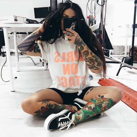 Bailey Sarian Hair, Bailey Sarian Tattoo, Floral Hip Tattoo, Bailey Sarian, Grunge Looks, Relaxed Outfit, Beauty Tattoos, Mom Outfits, Inked Girls