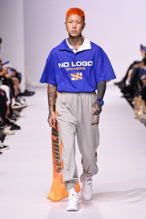 Hiphop Style, Mens Fashion 2018, Football Fashion, Mens Fashion Edgy, Seoul Fashion Week, Seoul Fashion, Football Tee, Male Fashion Trends, Urban Street