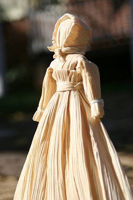 Hear the Raven's Call: Corn Husk Dolls - Craft of the Day Corn Husk Crafts, Corn Husk Wreath, Corn Dolly, Corn Husk Dolls, Corn Husk, The Raven, Thanksgiving Crafts, Nature Crafts, Doll Crafts