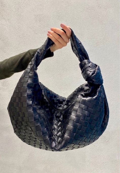 Bags Bottega Veneta, Bottega Veneta Accessories, Tasker Fashion, Cool Handbag, Botegga Venetta Bags, Bottega Veneta Bag Jodie, Bottega Handbag, Bottega Veneta Bag Outfit, Jodie Bottega