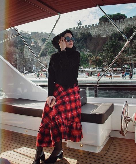 Plaid Long Skirt Outfit, Red Hijab Outfit, Hijab Outfit Style, Dress Hijab Outfit, Red Printed Dress, Plaid Long Skirt, Red Hijab, Long Plaid Skirt, Long Outfit