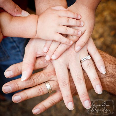 cute! Family Hand Pictures, Family Hand Photography, Family Holding Hands, Family Hands Photography, Baby Hands Photography, Newborn Baby Hand Pic, Baby Fashion Girl Newborn, Baby Girl Quotes, Foto Newborn