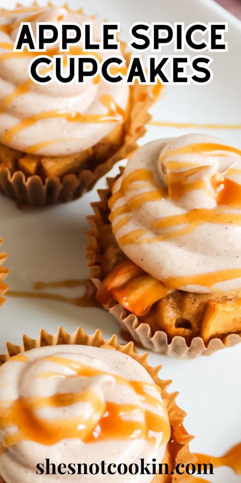 Apple cider cupcakes on a white plate. Apple Cider Cupcakes, Pumpkin Drink Recipes, Apple Spice Cupcakes, Fall Recipes Appetizers, Fall Drink Recipes, Fall Cookie Recipes, Pumpkin Drinks, Apple Cupcakes, Cinnamon Cream Cheese