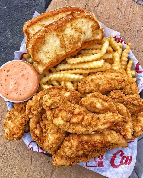 Raising Canes, Junk Food Snacks, Food Babe, Food Chicken, Food Therapy, Yummy Comfort Food, Food Drinks Dessert, Food Goals, Unhealthy Food