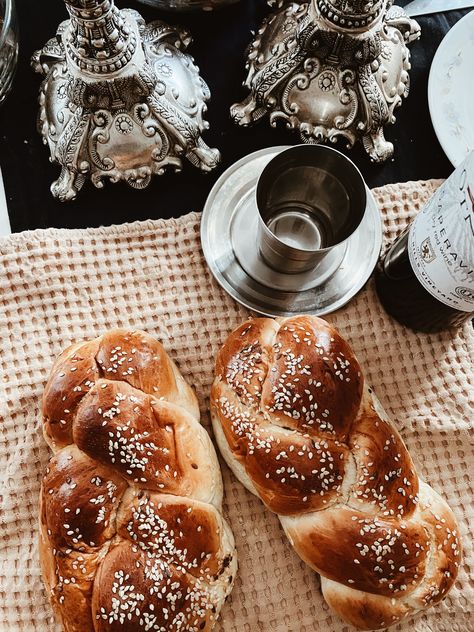 Shabbat Dinner Aesthetic, Passover Aesthetic, Shabbat Dinner Table, Aesthetic Corporate, Shalom Shabbat, Jewish Shabbat, Jewish Bread, Culture Cafe, Challah Bread Recipes