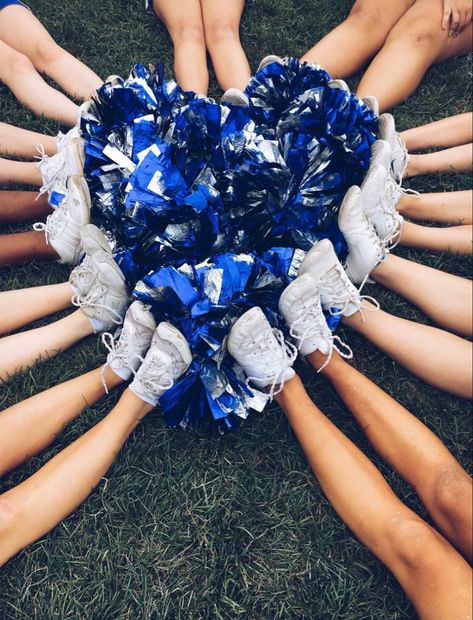 Poms Dance Team, Cheer Locker Decorations, Poms Dance, Cheerleading Pom Pom, Dance Team Photos, Cheer Hacks, Cheer Photography, Cheer Pom Poms, Cheer Captain