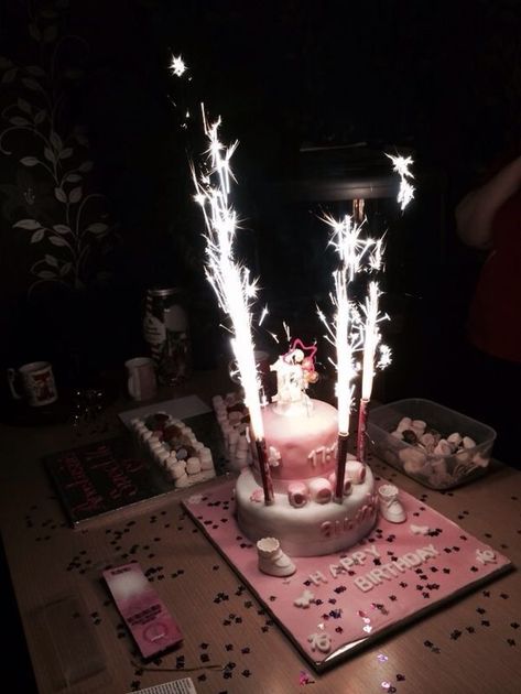 Birthday Cake Sparklers, Decoraciones Ramadan, 19th Birthday Cakes, Cake Sparklers, 17 Birthday Cake, Quinceanera Cakes, Food Story, Birthday Chocolates, Birthday Inspo