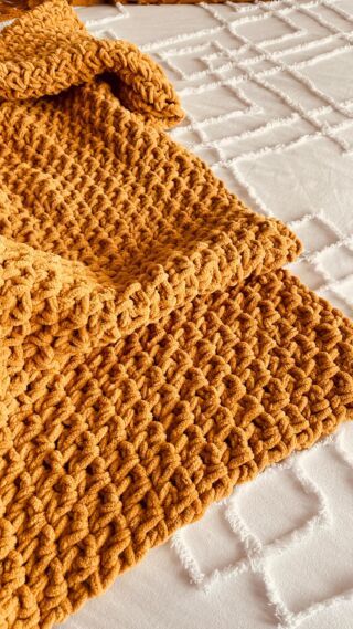 Easiest crochet blanket ever. Free pattern and video. Dani’s Blanket - CJ Design Blog Super Chunky Crochet Blanket, Super Bulky Yarn Patterns, Cj Design, Quick Crochet Blanket, Bulky Yarn Patterns, Bulky Yarn Crochet, Easiest Crochet, Chunky Yarn Crochet, Chunky Crochet Blanket Pattern