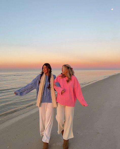 Sweaters At The Beach, Winter Outfits Beach Style, Cold Beach Town Outfit, Sunrise Beach Outfit, Beachy Outfits For Winter, Cozy Beach Outfits Winter, Cute Sunrise Beach Pictures, Beach Outfit In Winter, Winter Outfits Beach