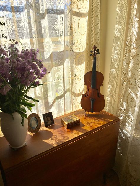 Violin Decoration, Musician Room, Music Motivation, Violin Music, Music Aesthetic, Music Film, Humble Abode, Violinist, Morning Light