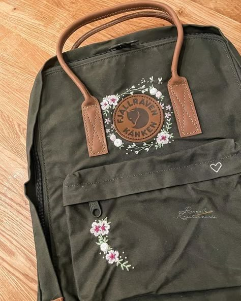 Embroidered Kanken, Mochila Fjallraven Kanken, Floral Embroidery Patterns, Backpack Decoration, Diy Embroidery Patterns, Embroidery On Clothes, Hanoi Vietnam, Cute Embroidery, Fun Crochet Projects