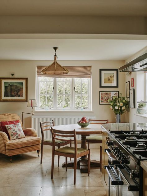 An 18th-century farmhouse brimming with colour and texture | House & Garden Eclectic Country Home, British Farmhouse, Elizabeth House, British Decor, Century Farmhouse, 1950s House, Antique House, Monday Inspiration, Midcentury Home