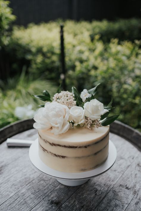 Wedding Cakes One Tier, Wedding Cake Greenery, One Tier Cake, Wedding Cake Fresh Flowers, Cake With Flowers, Small Wedding Cakes, Wedding Cake Rustic, Rustic Cake