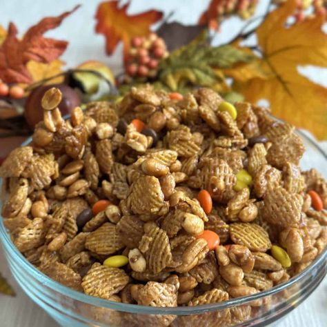 Praline Crunch Praline Crunch Snack Mixes, Praline Crunch Recipe, Healthy Dinner Ideas Easy, Ritz Cracker Cookies, Peanut Butter And White Chocolate, Caramel Chex, Praline Crunch, Crunch Recipe, Snack Mixes