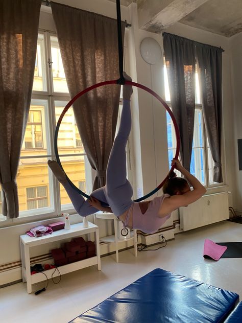 Lyra Hoop Photography, Aerial Hoop Aesthetic, Aerial Hoop Poses, Aerial Hoop Beginner, Ariel Hoop, Aerial Silks Beginner, Aerial Hoop Moves, Lyra Hoop, Lyra Aerial