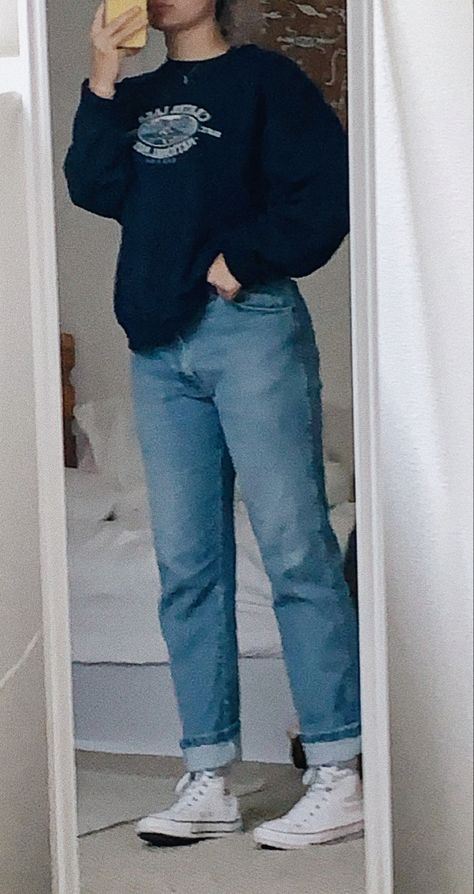 Sweatshirt And Converse Outfit, Modern Comfy Outfits, Mom Jeans Outfit With Converse, Converse And Baggy Jeans, Loose Blue Jeans Outfit, Classic Converse Outfit, Baggy Jeans And Converse Outfit, Converse Outfit For School, Outfits For White Converse