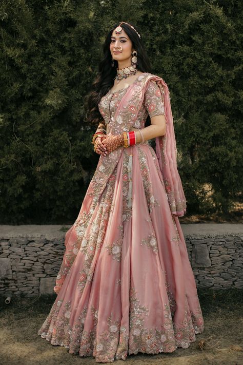 Reception Look Bride Indian Gown, Rajasthan Lehenga, Indian Engagement Look, Saree For Reception Brides, Reception Dress Bride Indian Lehenga, Latest Wedding Lehenga Designs, Engement Dress Indian, Engagement Lehenga Indian, Engagement Dress Indian