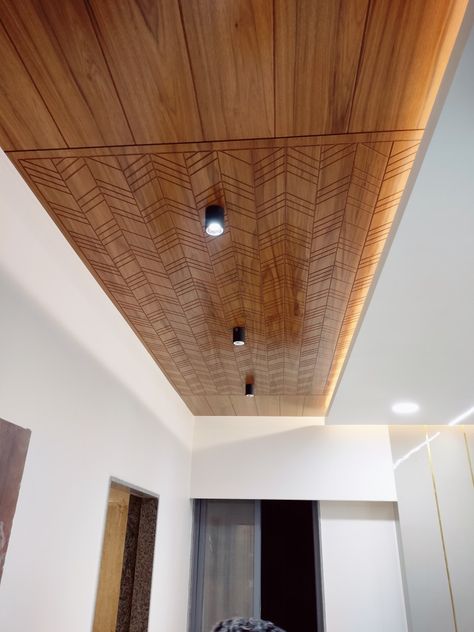 Celling Designs For Hall, Veneer Ceiling Design For Bedroom, Veneer False Ceiling Design, Wooden Pop Ceiling Design, Goa Inspiration, Ceiling Wood Design, Wood False Ceiling, Passage Ceiling, Wooden False Ceiling Design