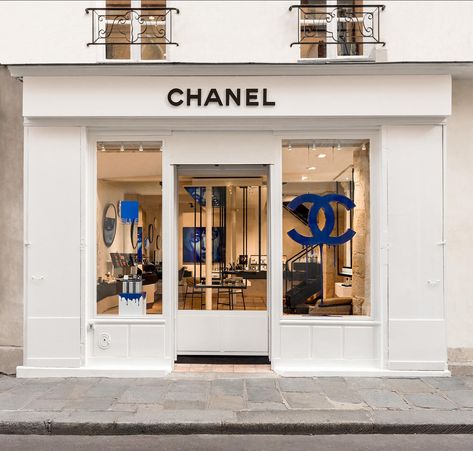 Magasin Beauté Chanel Marais | Journal du Luxe.fr Actualité du luxe Storefront Design, Chanel Boutique, Chanel Store, Salon Interior Design, Chanel Beauty, Shop Fronts, Beauty Boutique, Boutique Interior, Shop Front