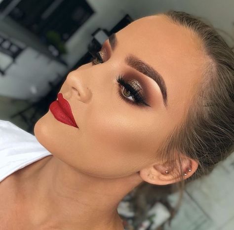 Red Lips Wedding, Purple Lips Makeup, Make Up Yeux, Red Lips Tutorial, Bronze Smokey Eye, Red Lips Makeup Look, Ball Makeup, Smokey Makeup, Wedding Hairstyles And Makeup