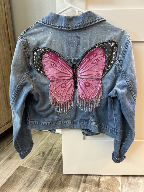 Denim Jacket Diy Paint, Ropa Upcycling, Diy Denim Jacket, Painted Clothes Diy, Custom Denim Jacket, Embellished Denim Jacket, Fabric Paint Designs, Denim Art, Looks Country