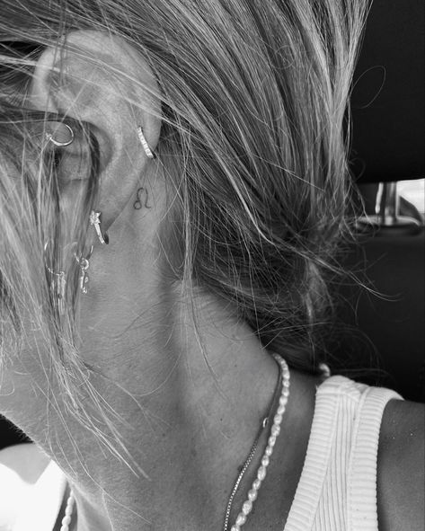 Back Ear Tattoo, Behind Ear Tats, Cute Simple Tattoos, Phrase Tattoos, Ear Tattoo Ideas, Tattoed Women, Bff Tattoos, E Tattoo, Classy Tattoos