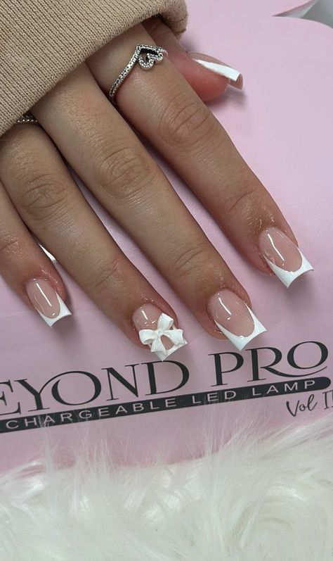 Nails With Flowers French Tip, Spicy Nails, Initial Nails, Nail Armor, Girly Acrylic, Short Fake Nails, Aesthetic Pretty, Nails Aesthetic, Short Square Nails