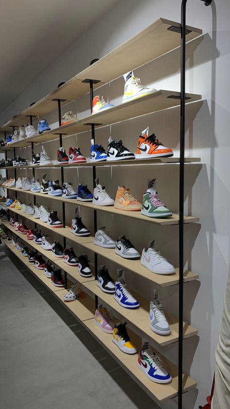 Sneakers Shop Interior Design, Shoe Display Ideas Boutiques, Sneaker Store Design, Shoes Shop Design Ideas, Shoe Shop Interior Design, Shoes Showroom, Sneakerhead Room, Shoe Store Design, Sneaker Displays