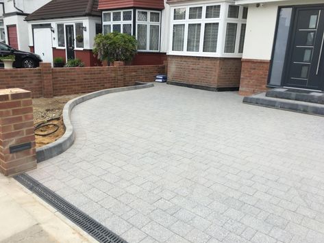 Contemporary Driveway Ideas, Bungalow Driveway Ideas, Front Driveway Design, Small Driveway Ideas, Paved Driveway Ideas, Block Paving Driveway Ideas, Home Driveway Ideas, Driveway Ideas Uk, Sloped Driveway