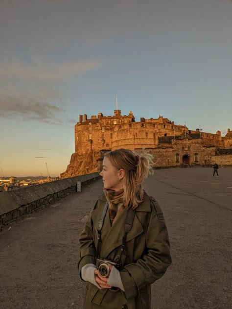 See my blog post on my trip to Edinburgh through the link! academia fall autumn coffeeshop aesthetic vibes sunrise Edinburgh Photo Spots, Edinburgh Cafe Aesthetic, Edinburgh Scotland Photo Ideas, Winter Scotland Outfit, Edinburgh Picture Ideas, Edinburgh Instagram Pictures, Scotland Photo Ideas, Scotland Fall Outfits, Edinburgh Photo Ideas