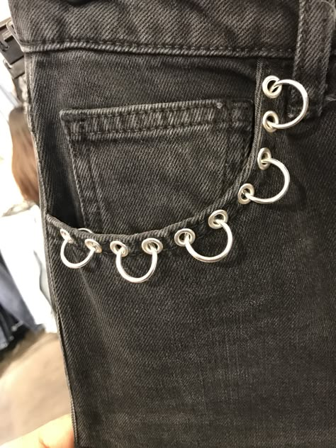 Glam Rock Aesthetic, Jean Jacket Diy, Jeans With Chains, Remake Clothes, Jeans Chain, Nerd Crafts, Bicycle Decor, Pant Chains, Diy Jacket