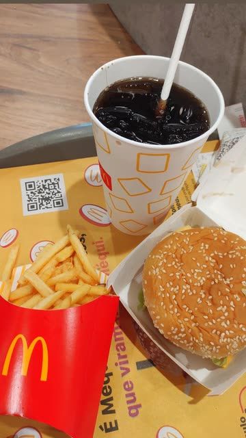 View this Snap from Yash on Snapchat! Mcdonald's Aesthetic, Fast Good, Foodie Instagram, Foto Fake, No Shopping, Food Therapy, Driving Pictures, Snap Food, Fake Food