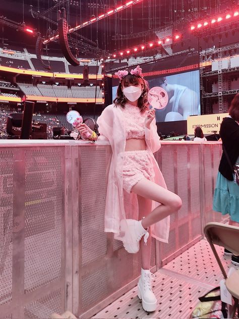 Julia⁷⟭⟬☁️𝖄𝖔𝖚'𝖑𝖑 𝕲𝖑𝖔𝖜 on Twitter: "Day 1 & Day 2 . If I wanna be extra at BTS concerts with outfits...I will be extra… " Concert Fits Winter, Kpop Concert Fits, Pop Concert Outfit, Army Outfit, Fits Winter, Army Dress, Outfit Concert, Kpop Concert Outfit, Concert Dresses