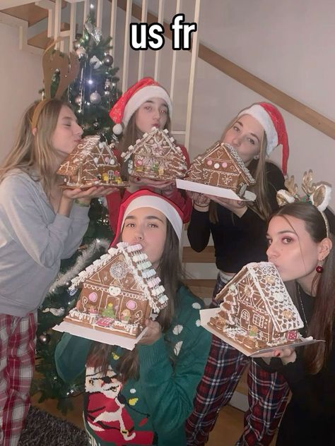 Friends Gingerbread House, Christmas Sleepover Ideas Best Friends, Baking Christmas Cookies Aesthetic Friends, Christmas Night With Bestie, Xmas Sleepover Aesthetic, Gingerbread House Aesthetic Friends, Christmas Girls Party Aesthetic, Baking Christmas Cookies With Friends, Christmas Baking Aesthetic Friends