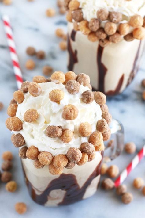 Boozy Reese's Puffs Cereal Milkshake Cereal Milkshake, Fun Smoothies, Nutella Milkshake, Milkshake Recipe Easy, Boozy Milkshake, Milkshake Bar, Booze Drink, Reese's Puffs, Cereal Bar